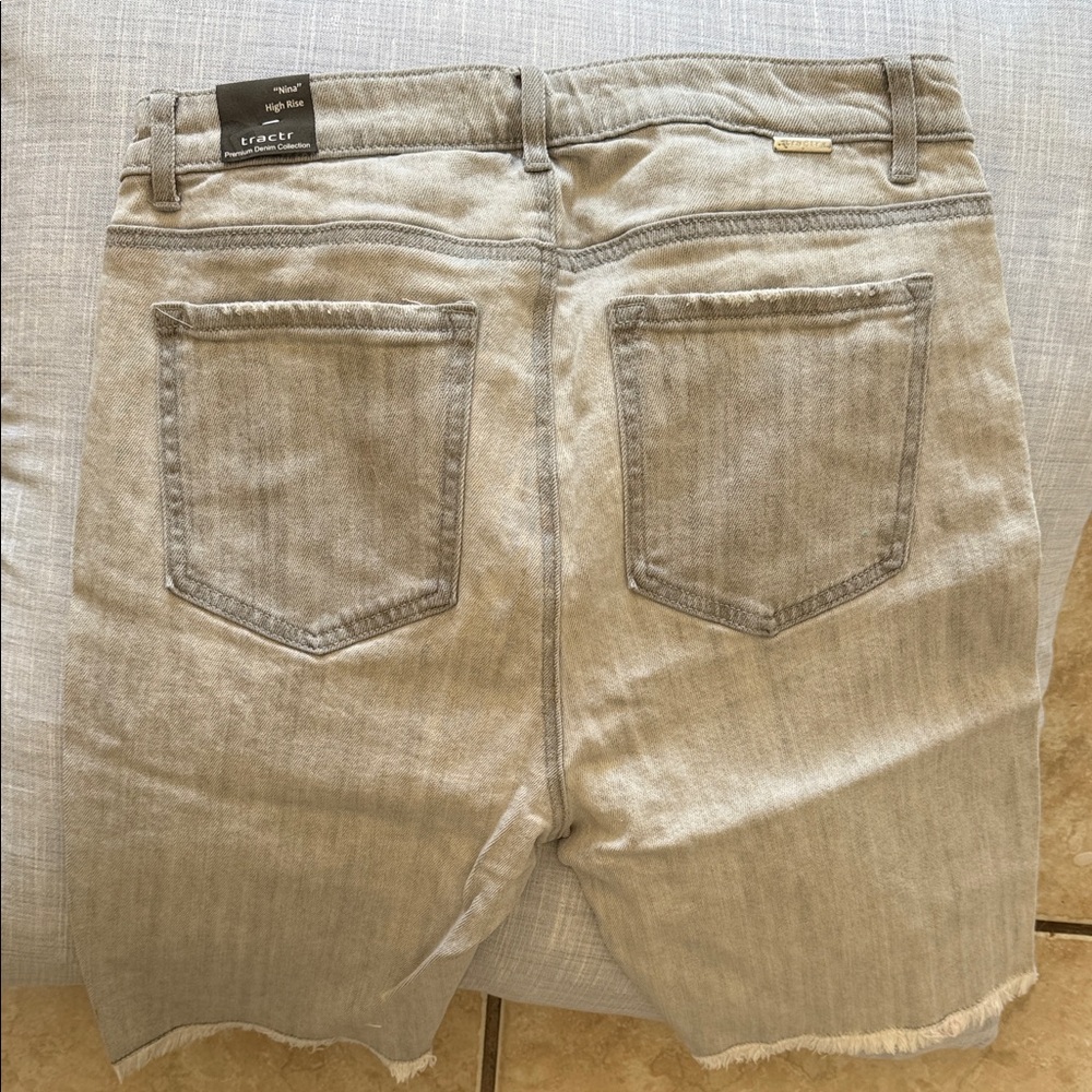 Tractr Women's Gray Cropped shorts - Picture 3 of 7